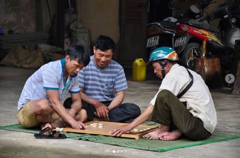 Local-people-playing-chess